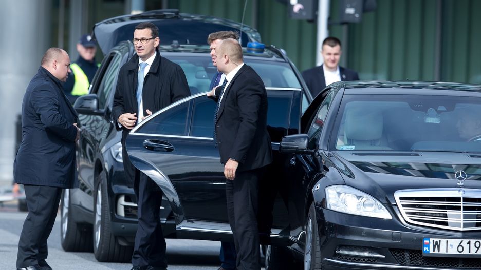 Premier Mateusz Morawiecki jest chroniony przez kilku funkcjonariuszy Służby Ochrony Państwa