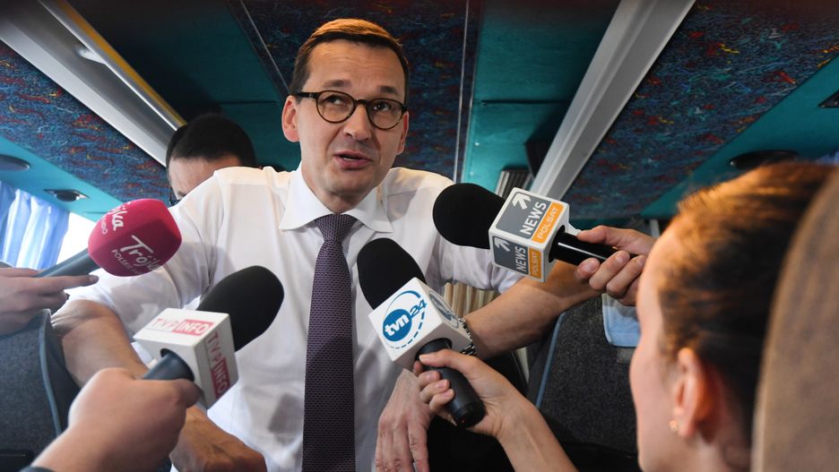 Premier Morawiecki rozmawiał z dziennikarzami po konwencji Zjednoczonej Prawicy w busie