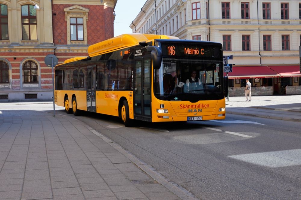 "Za dużo pokazujesz". 19-latka wyrzucona ze szwedzkiego autobusu
