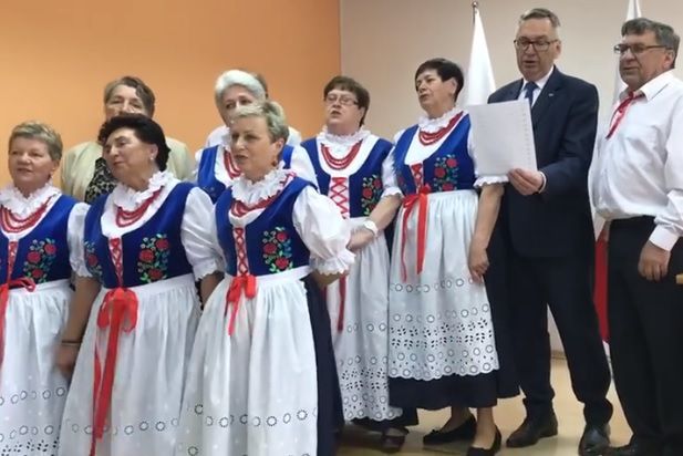 Wiceminister Stanisław Szwed zaśpiewał z seniorami. "Życie jest piękne"