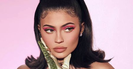 Mokra sukienka opina Kylie Jenner. Prześwitujący materiał wyeksponował ciało