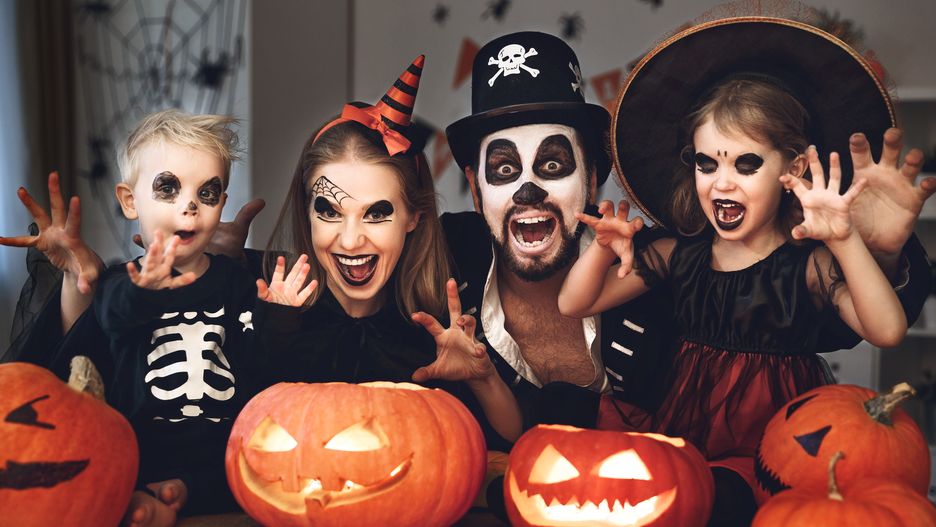 Malowanie makijażu na Halloween to świetna zabawa dla całej rodziny
