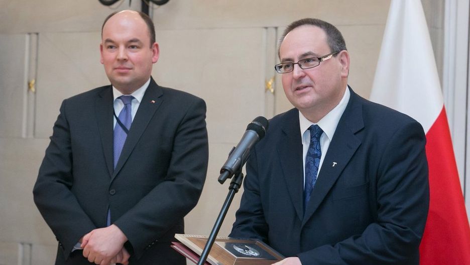 Polski konsul w Norwegii, Sławomir Kowalski (po prawej) podczas wręczenia nagrody MSZ