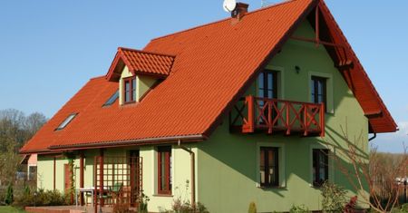 Koszty budowy domu z poddaszem i parterowego - tej samej wielkości. Który tańszy?