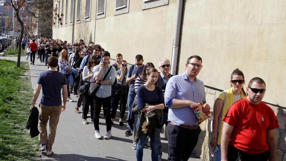 Kolejka przed lokalem wyborczym w Budapeszcie