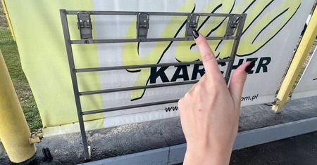 Każde stanowisko myjni ma takie zaczepy. Mało kto wie, do czego służą