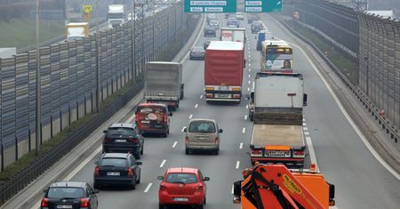 Korek-gigant na trasie AK. Zderzenie ciężarówki, tira i osobówki