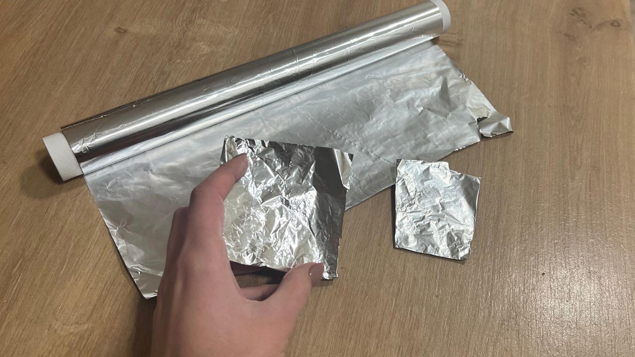 Folia aluminiowa ma dwie strony, matową i błyszczącą. Każda ma inne zastosowanie