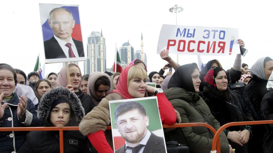 Dzień Jedności Narodowej w Groznym. Na portretach Władimir Putin i przywódca Czeczenii Ramzan Kadyrow