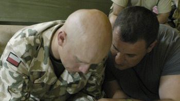 Żołnierze opracowują trasę kolejnego konwoju z kuwejckiego portu do obozu Kojota