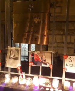 Polonia uczciła pamięć Pawła Adamowicza. Znicze i kwiaty przed ambasadami