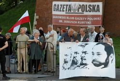 Słowne przepychanki pod Wawelem. Dwie manifestacje przywitały polityków PiS