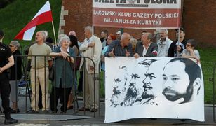 Słowne przepychanki pod Wawelem. Dwie manifestacje przywitały polityków PiS