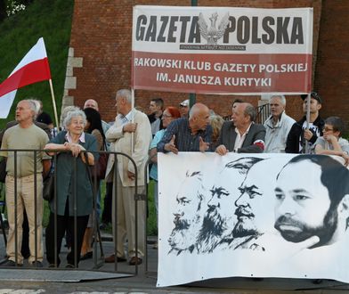 Słowne przepychanki pod Wawelem. Dwie manifestacje przywitały polityków PiS