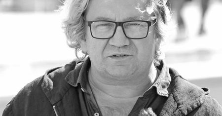 Ojciec Pawła Królikowskiego przerwał milczenie po roku. Opowiedział, jak wyglądały ostatnie godziny życia jego syna