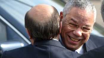 Minister spraw zagranicznych Rosji Igor Iwanow (tyłem) wita sekretarza stanu USA Colina Powella w Moskwie