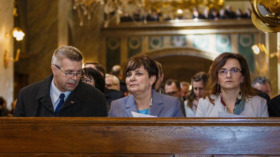 Kielce. Współpracowniczka Bogdana Wenty Danuta Papaj (w środku) podała się do dymisji po anonimowym donosie do CBA