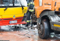 Wawer. Czołowe zderzenie autobusu ZTM z dostawczym busem