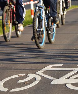 Kierowca śmiertelnie potrącił rowerzystę i uciekł z miejsca wypadku. Policja prosi o pomoc