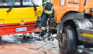 Wawer. Czołowe zderzenie autobusu ZTM z dostawczym busem