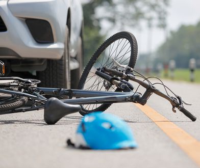 Kompletnie pijany rowerzysta doznał podwójnego wypadku. Miał 4 promile