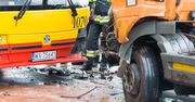 Wawer. Czołowe zderzenie autobusu ZTM z dostawczym busem