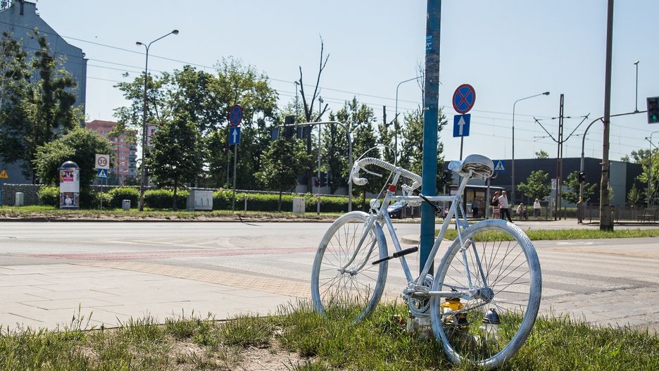 Po śmierci rowerzystki we Wrocławiu, w miejscu tragicznego wypadku ustawiono biały rower