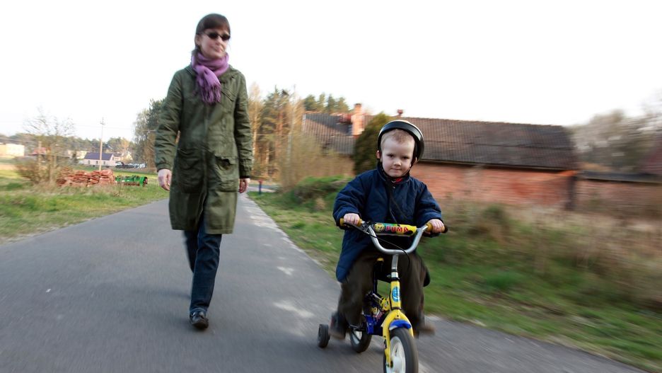 Rośnie świadomość rodziców na temat bezpieczeństwa ich dzieci na rowerze. W przyszłym roku trzeba będzie obowiązkowo kupić kask