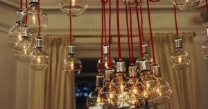 Żarówka w roli lampy - niewiele, ale widowiskowo