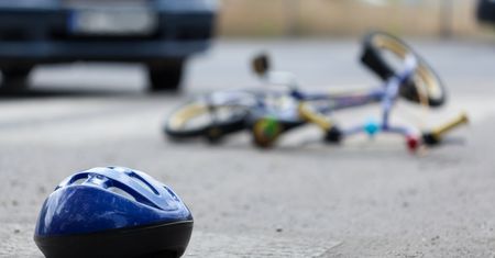 Trzylatek wjechał rowerkiem pod samochód. W akcji śmigłowiec LPR