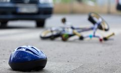 Trzylatek wjechał rowerkiem pod samochód. W akcji śmigłowiec LPR