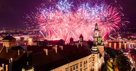 Sylwester bez fajerwerków. Miasta rezygnują z pokazów, a branża liczy straty