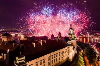 Sylwester bez fajerwerków. Miasta rezygnują z pokazów, a branża liczy straty