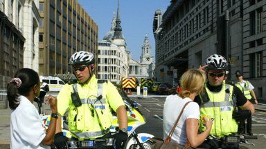 Policja udziela przechodniom informacji kilka godzin po wybuchach w Londynie