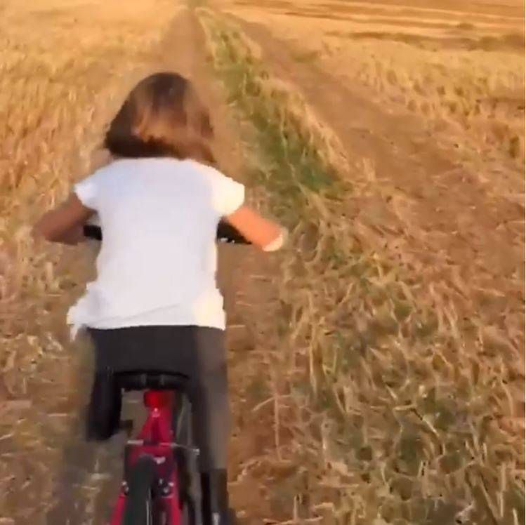 Harper Beckham na rowerze