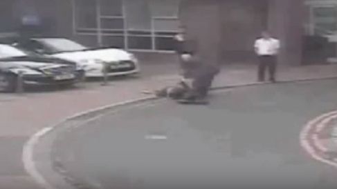 Ratownik bezczynnie przyglądał się umierającemu