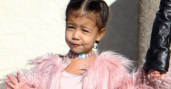 North West w futrze i diamentowej kolii. Ekstrawagancka stylizacja dwulatki
