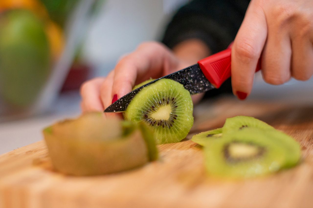 jak obrać kiwi, fot. gettyimages