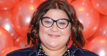 Dominika Gwit w stroju Mikołajki. Wzrok przyciągają czarne botki