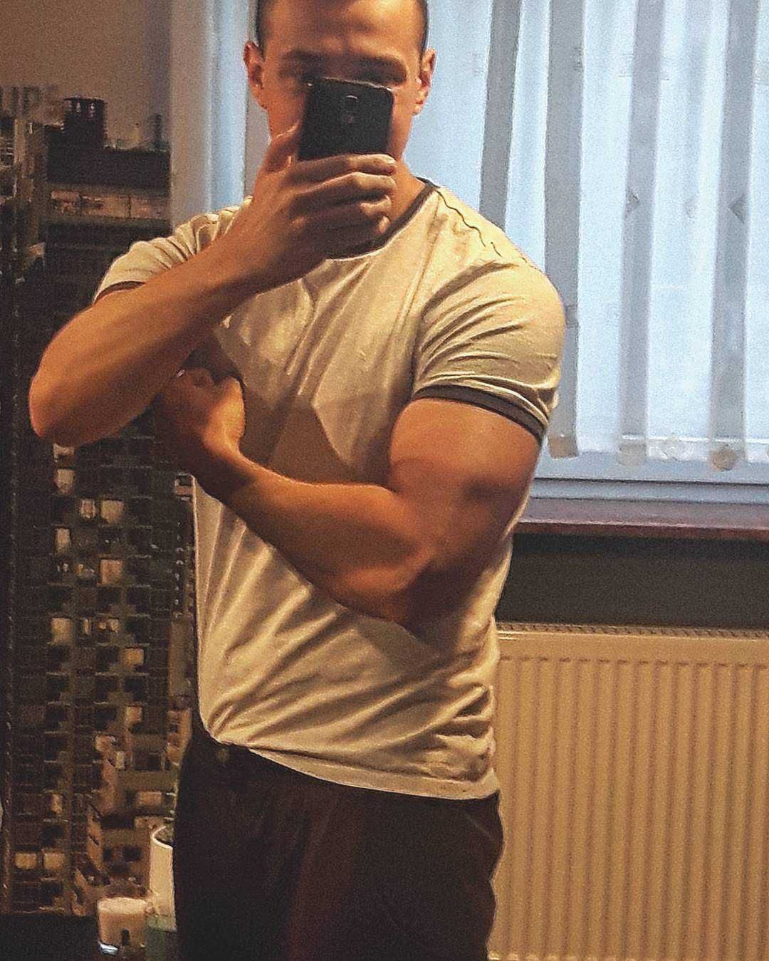 Daniel Gwit może pochwalić się imponującymi bicepsami