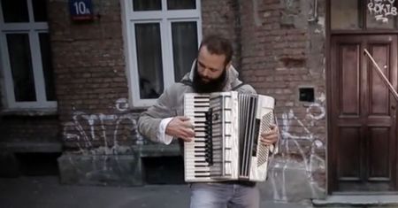 Witek po wyjściu z aresztu zaczął grać na ulicy. I odniósł sukces!