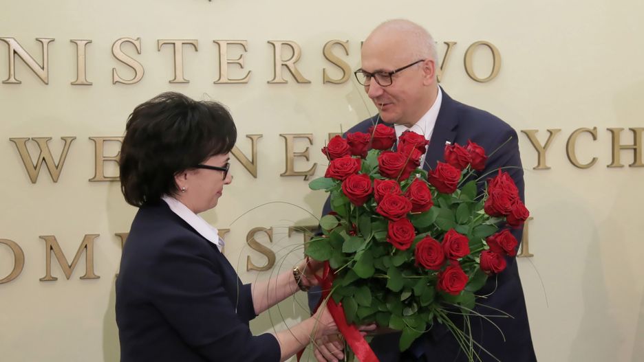 Joachim Brudziński przekazał we wtorek resort swojej następczyni Elżbiecie Witek