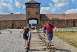 Muzeum Auschwitz apeluje do zwiedzających: "Nie pozujcie na torach kolejowych"