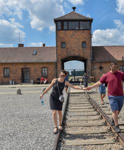 Muzeum Auschwitz apeluje do zwiedzających: "Nie pozujcie na torach kolejowych"