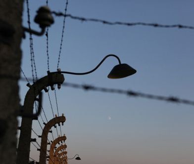 Pomnik ofiar podobozu Auschwitz stoi wśród złomu. Zostanie przeniesiony