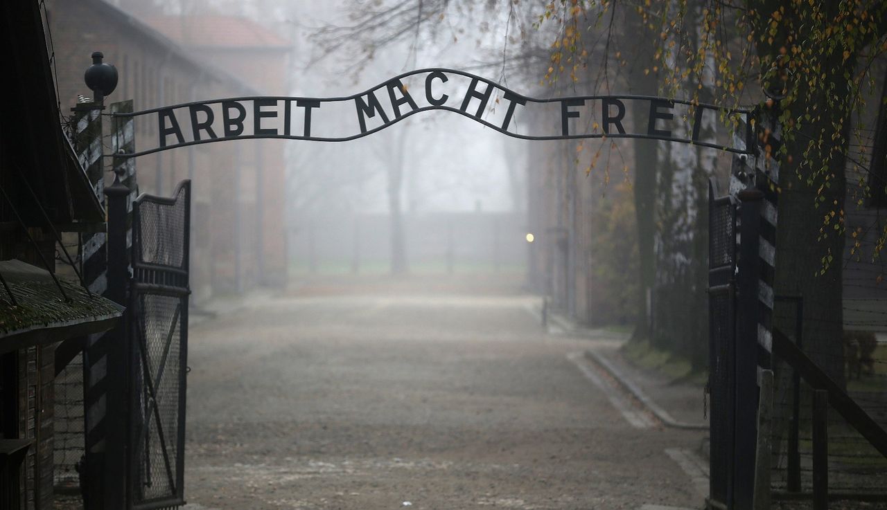 Uciekł z Auschwitz dzięki Polakowi. Pisze o nim "New York Times"