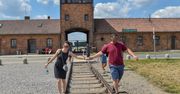 Muzeum Auschwitz apeluje do zwiedzających: "Nie pozujcie na torach kolejowych"
