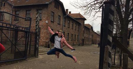 Zagraniczni turyści nie szanują ofiar Auschwitz. Skandaliczne zdjęcia