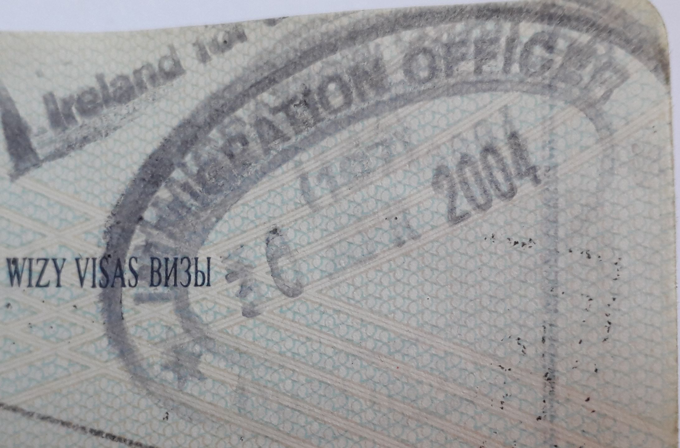 Pieczątka urzędnika imigracyjnego w paszporcie z 30 kwietnia 2004 roku, dzień przed wejściem Polski do UE 