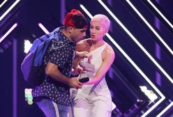 Oto co próbował wykrzyczeć podczas Eurowizji. Wyrwał piosenkarce mikrofon